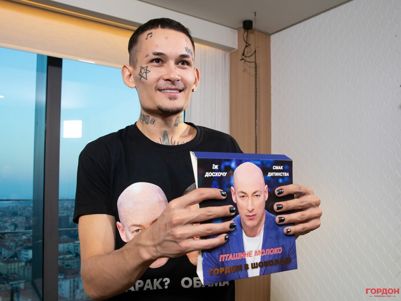 Morgenshtern с коробкой "Гордона в шоколаде"