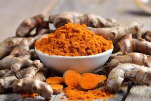 Корень куркумы имеет ярко-желтый цвет