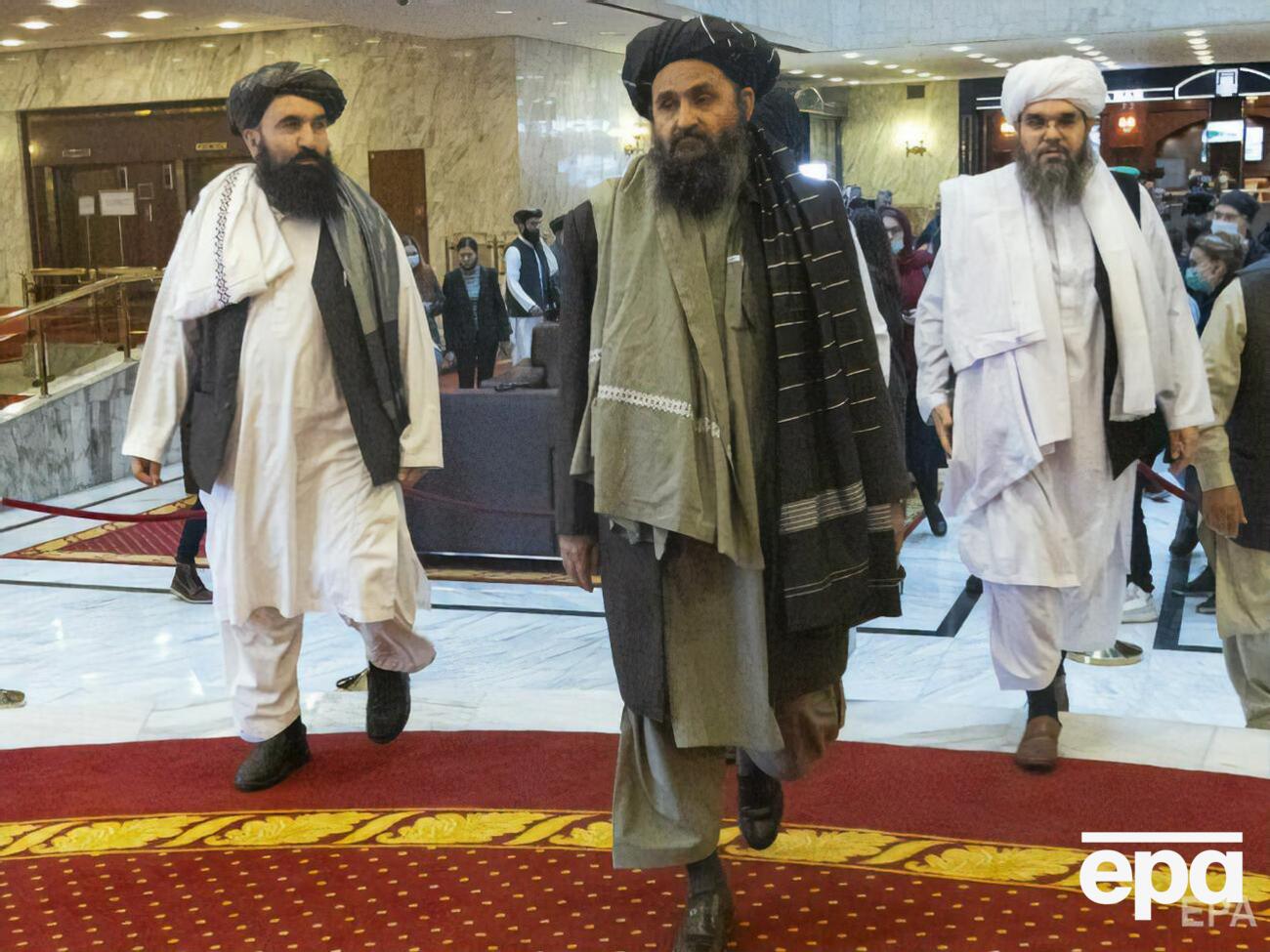 Главой афганского правительства может стать мулла Абдул Гани Барадар (посередине)