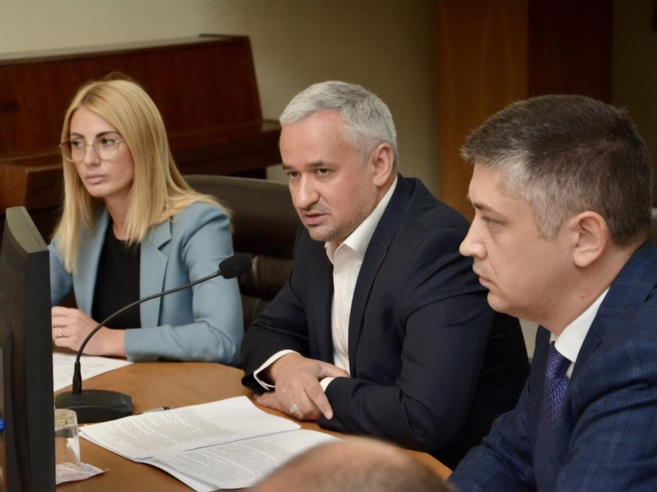 Виталий Сажиенко (в центре): Во исполнение предписаний Гоструда задолженность по зарплате выплачена 42,9 тыс. работников на сумму 393 млн грн