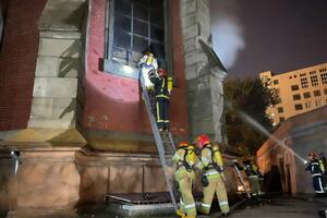 Предварительно жертв и пострадавших в результате пожара в костеле нет, отметили в ГСЧС