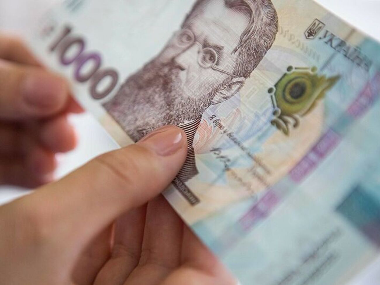 Гривня щодо долара подешевшала на одну копійку