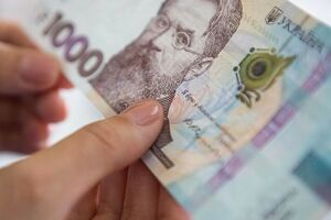 Гривня щодо долара подешевшала на одну копійку