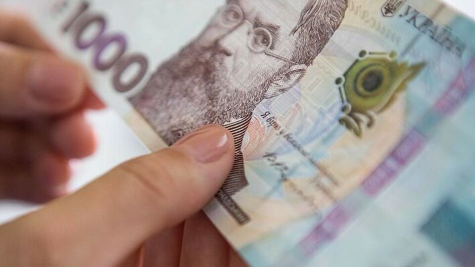 Гривна к доллару подешевела на одну копейку