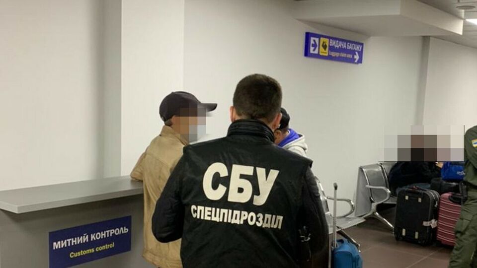 Двох моряків зупинили перед відправленням за кордон