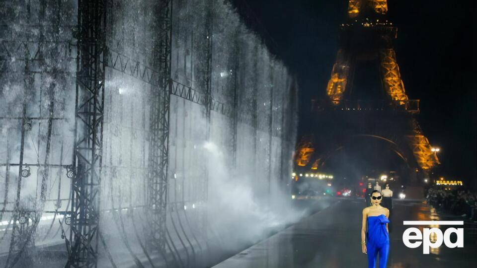 Моделі дефілювали подіумом на тлі штучного водоспаду