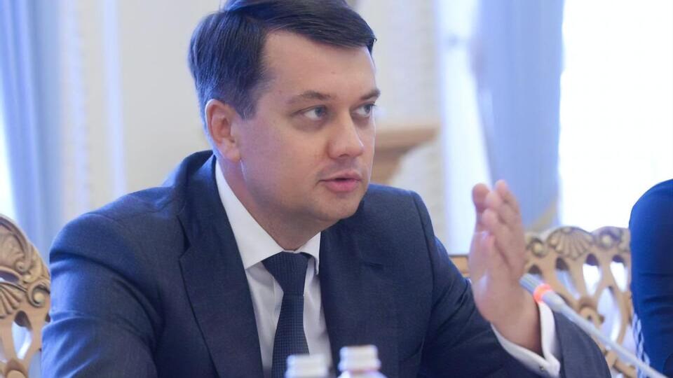 Сегодня Разумков (на фото) заявил, что Арахамия инициировал сбор подписей нардепов за его отставку