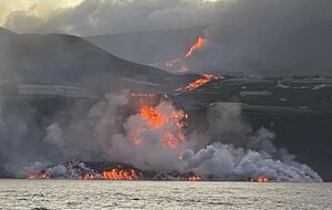 Лава из вулкана на Канарах достигла океана, это опасно токсичными испарениями. Фоторепортаж