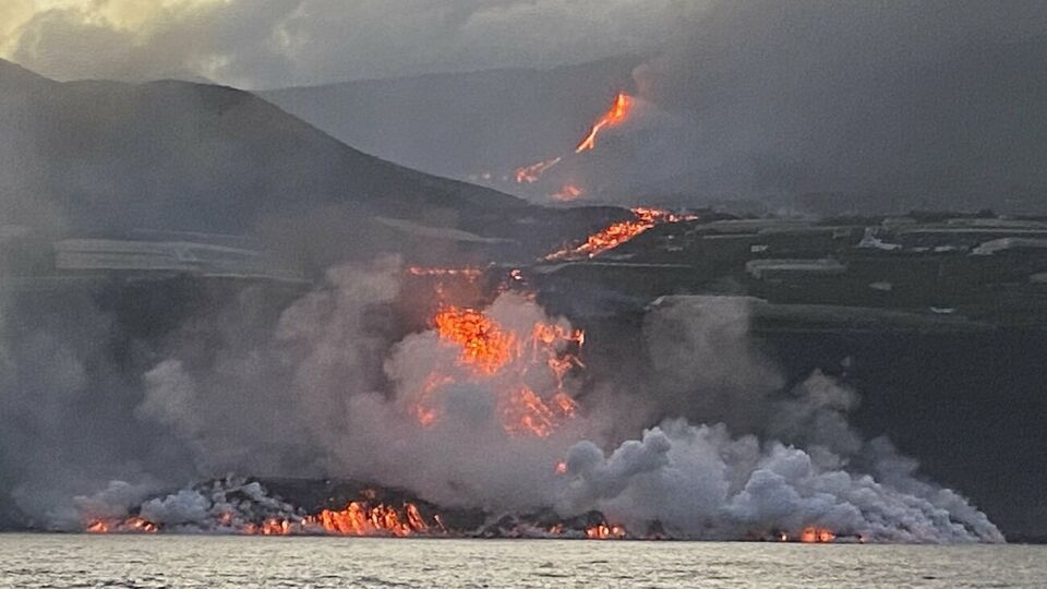 Лава из вулкана на Канарах достигла океана, это опасно токсичными испарениями. Фоторепортаж