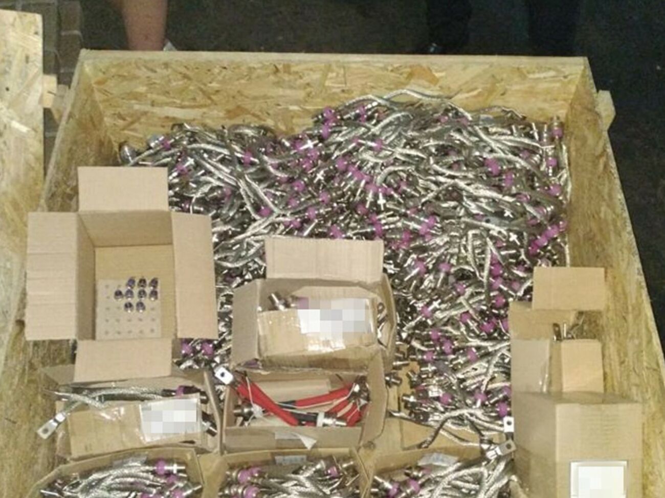 По данным следствия, поставка комплектующих иностранного производства низкого качества происходила через коммерческие структуры