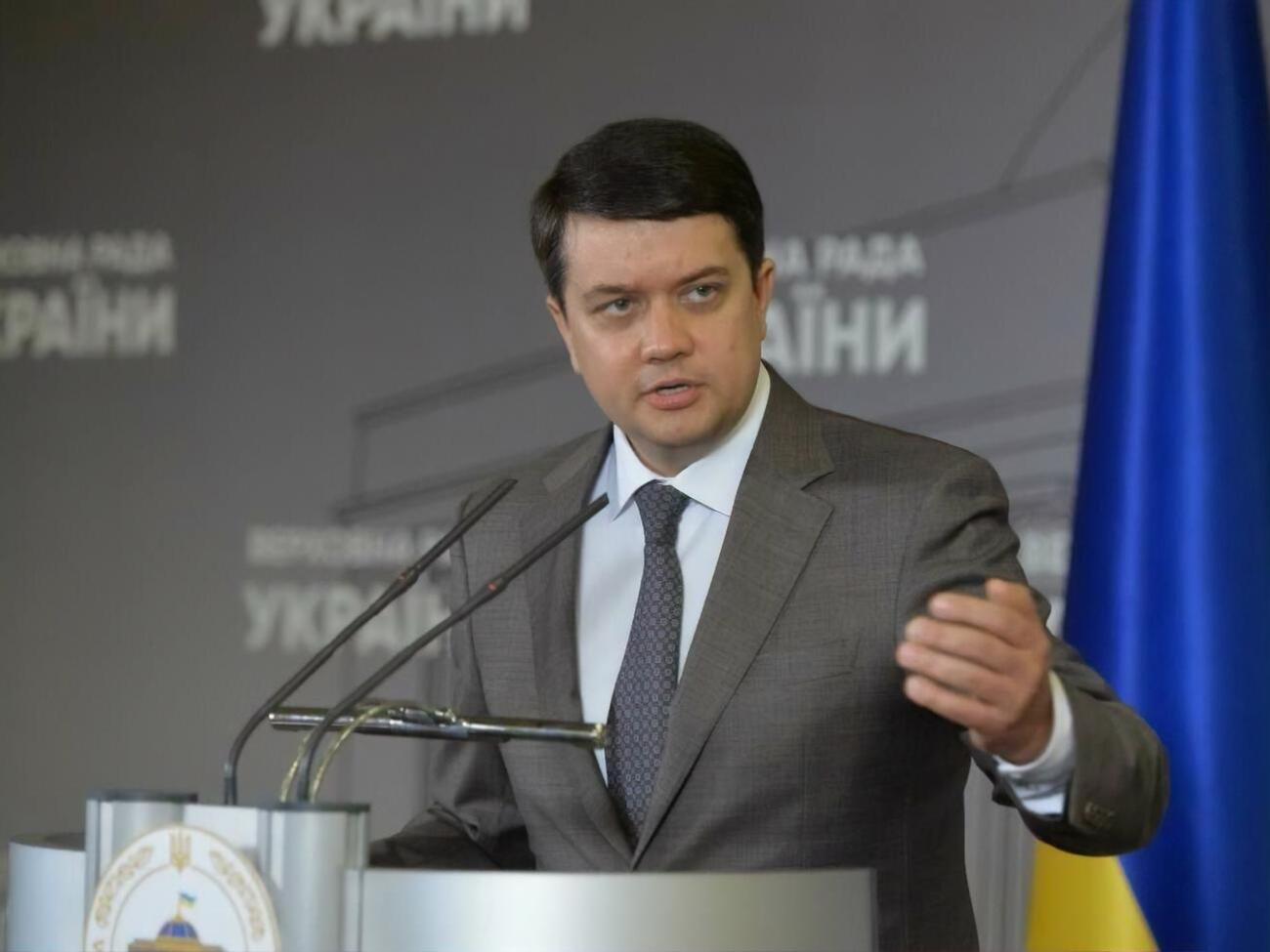 Разумков отметил, что&nbsp;без приглашения не поедет на заседание фракции "Слуга народа"