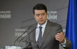 Разумков отметил, что без приглашения не поедет на заседание фракции "Слуга народа"