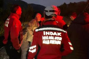 Мутлу (другий зліва) покинув друзів, із якими розпивав алкоголь, і пішов до лісу