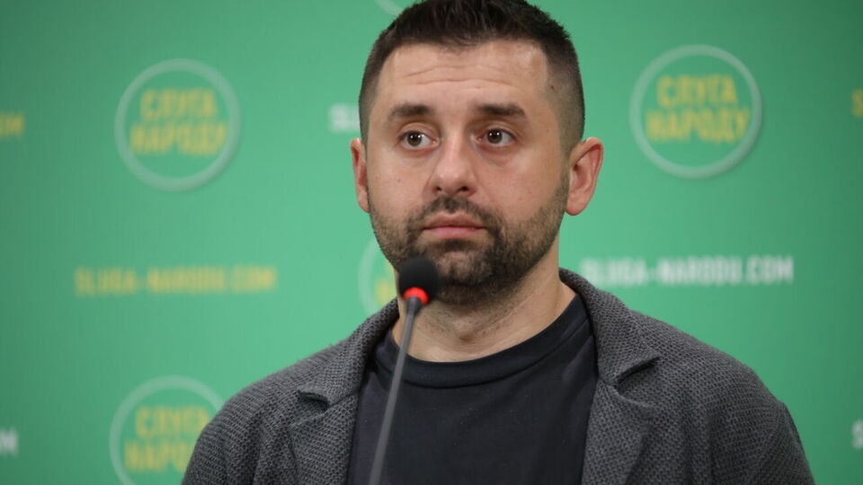 Уперше Арахамія ініціював збір підписів від імені парламентської фракції "Слуга народу"
