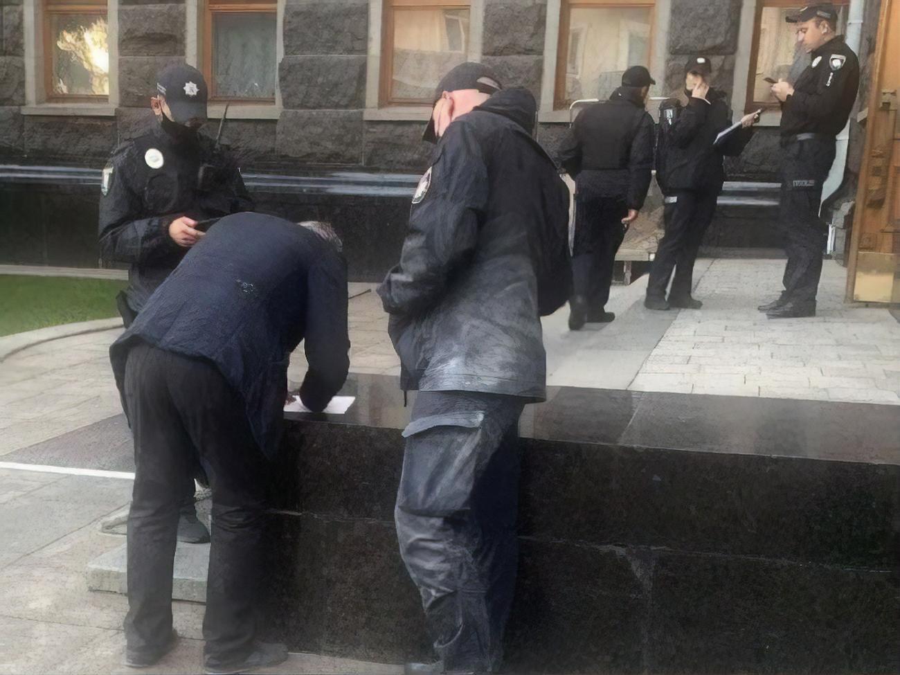 Помешали&nbsp;акту самосожжения дежурившие под ОПУ полицейские