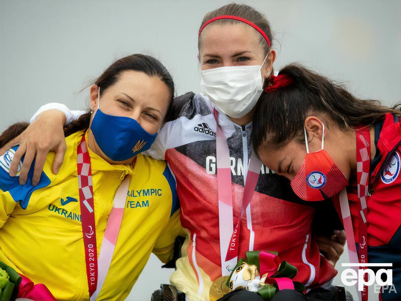 Мажула (слева) стала серебряной медалисткой по гребле