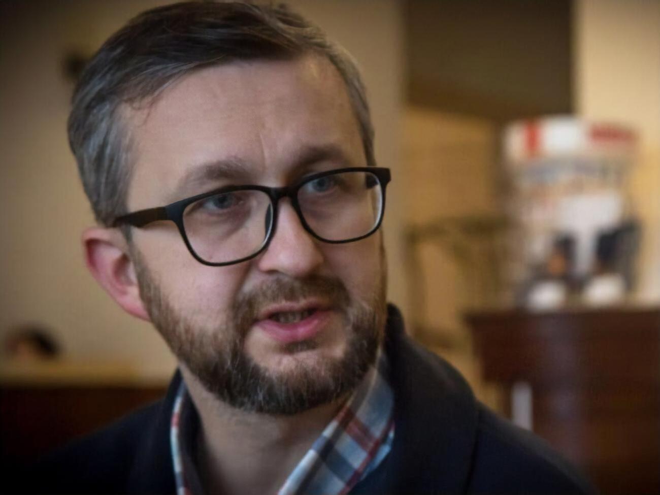 Джелялова увезли на синем микроавтобусе Volkswagen