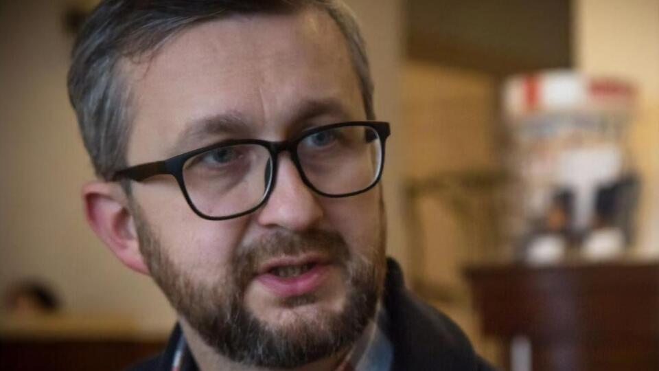 Джелялова увезли на синем микроавтобусе Volkswagen