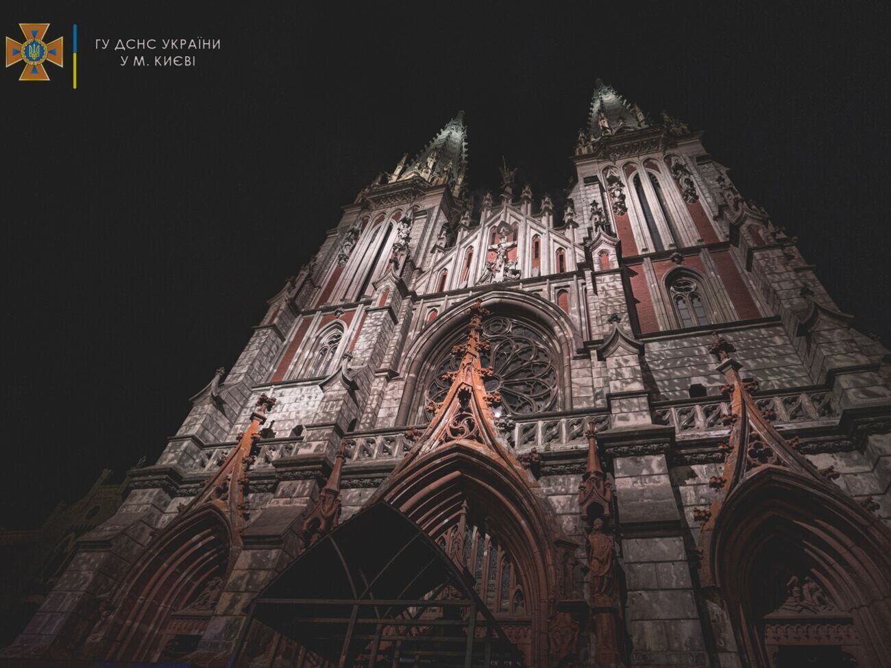 Вогонь пошкодив облицювання на першому і другому поверхах усередині будівлі костелу, також постраждав орган