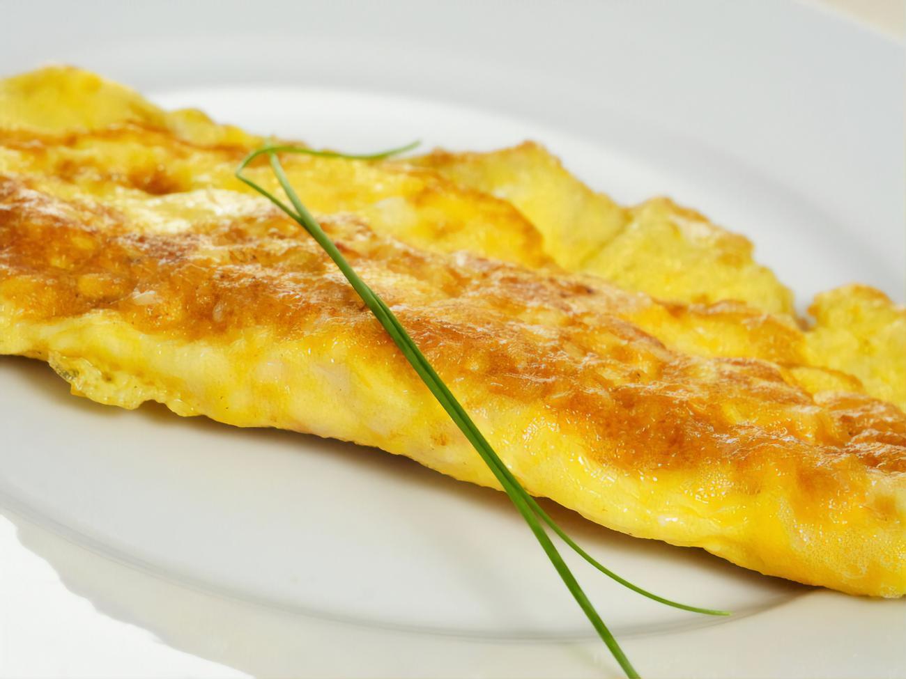 Для приготовления классического французского омлета понадобится всего три ингредиента &ndash; яйца, сливочное масло и соль