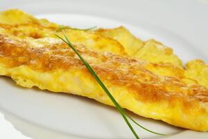 Для приготовления классического французского омлета понадобится всего три ингредиента – яйца, сливочное масло и соль