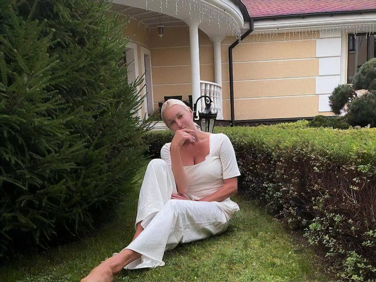 Волочкова призвала прекратить обсуждать свою попу