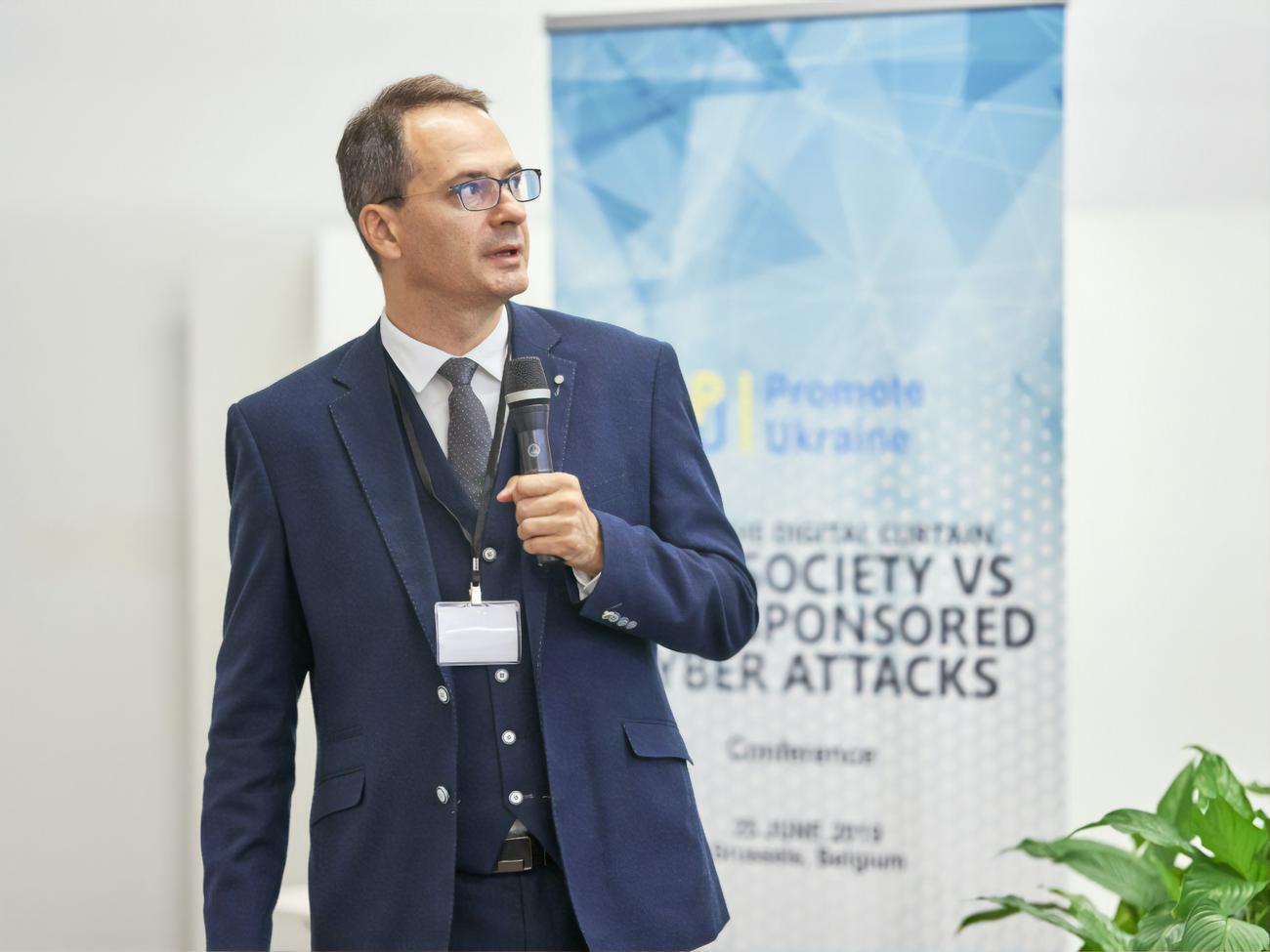 Грозєв: Є три продукти, над якими ми працюємо. Перший &ndash; це двогодинний документальний фільм із класними голлівудськими режисерами. Я впевнений, що його буде номіновано на "Оскар"