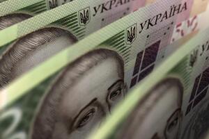 Гривна к доллару подорожала на девять копеек