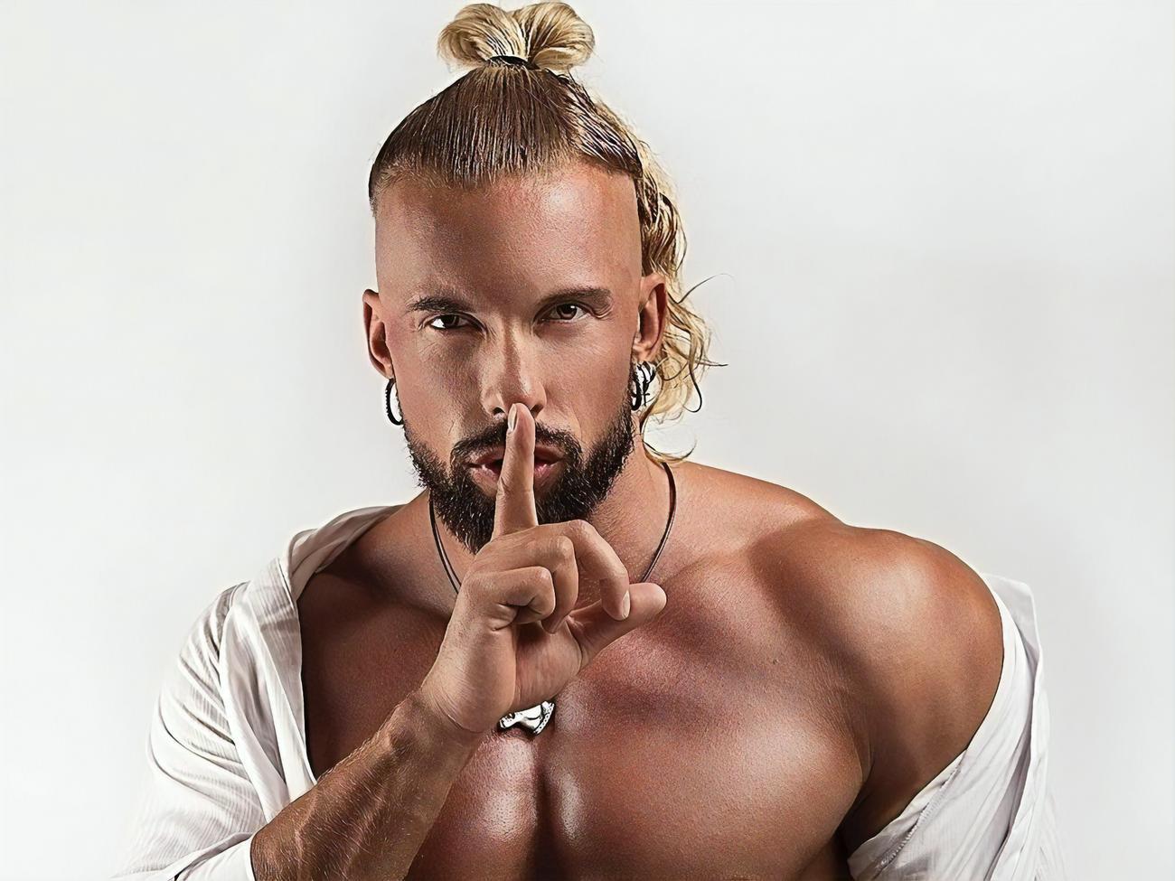 Суровцев оголился уже в первом эфире танцевального проекта