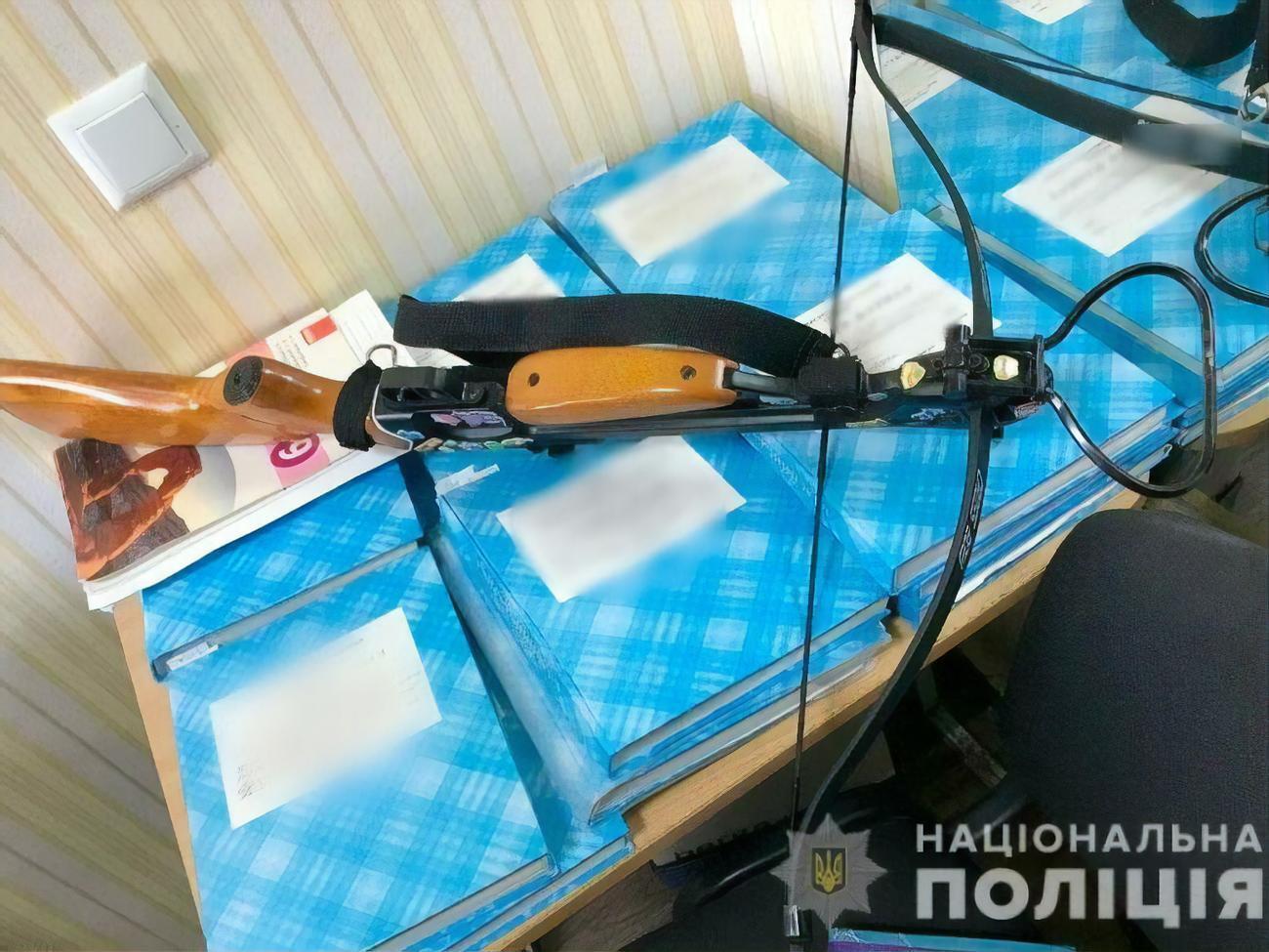 Девушка, выстрелившая из арбалета, дает показания следователям