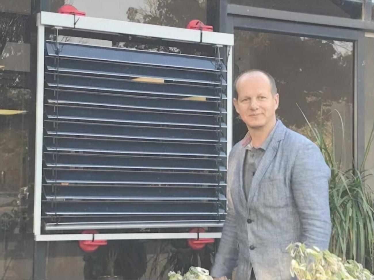 Евгений Эрик:&nbsp;По сути все, что нам нужно для того, чтобы подключить жалюзи,&nbsp;&ndash; это мобильный телефон и умный инвертор