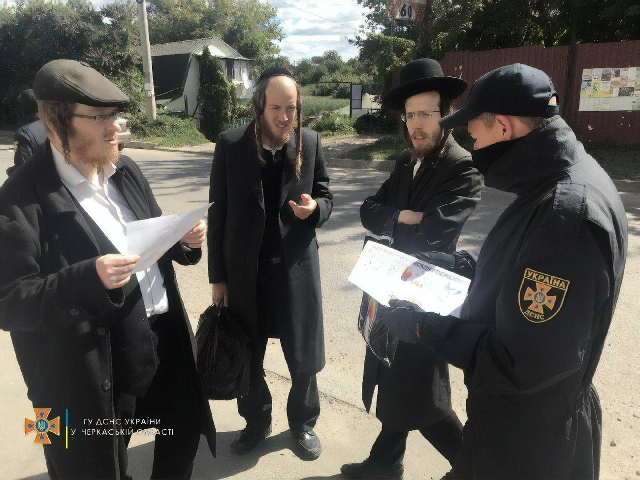 Паломникам в Умани раздают памятки на английском языке