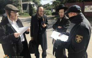 Паломникам в Умани раздают памятки на английском языке