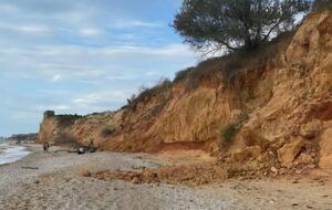 По предварительным оценкам, на пляж рухнуло 20 тонн грунта