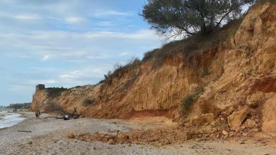 По предварительным оценкам, на пляж рухнуло 20 тонн грунта