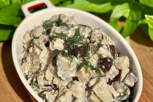 Сейчас сезон баклажанов, из которых можно сделать много простых и вкусных блюд