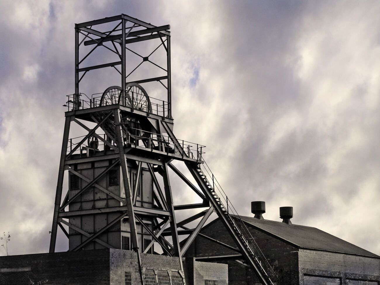 Гірники загинули внаслідок обриву канату транспортної кліті, у якій їх спускали в шахту