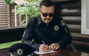 Певец Александр Пономарев в роли полицейского, оформляющего протокол