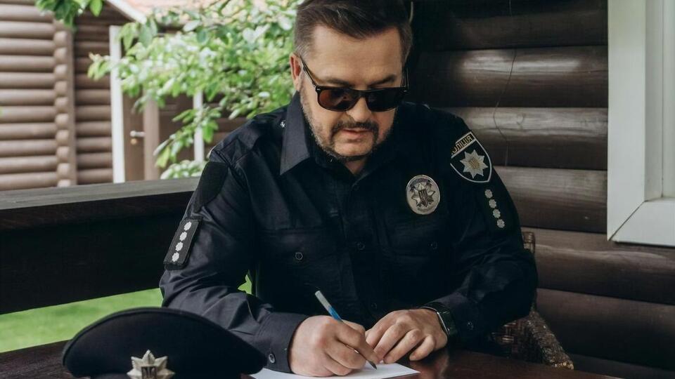 Певец Александр Пономарев в роли полицейского, оформляющего протокол