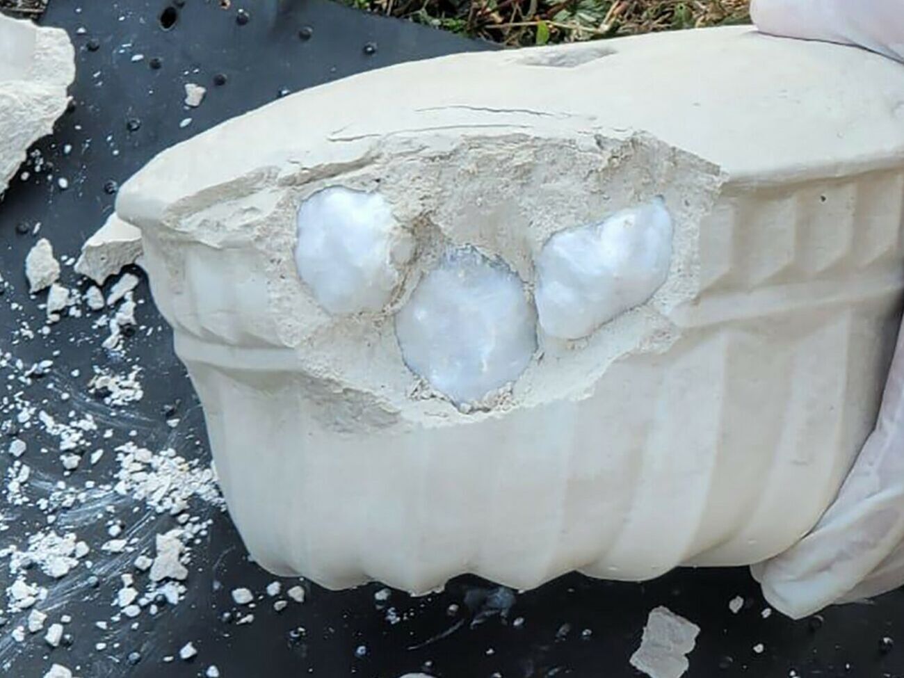 Наркотики ховали у глечиках для вазонів та садово-паркових скульптурах