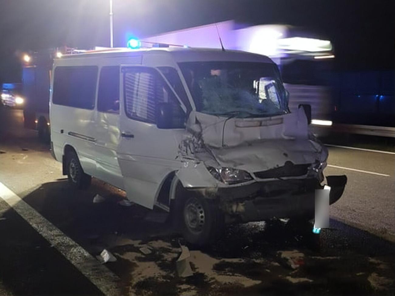 Микроавтобус с украинцами столкнулся с грузовиком