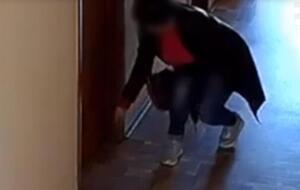 Женщину сняла камера видеонаблюдения, когда она подсыпала землю под двери руководства