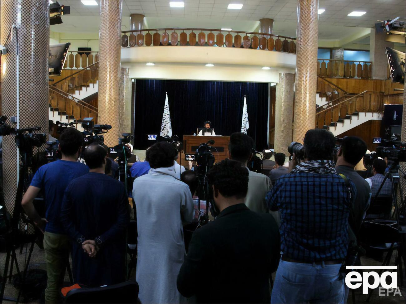 Состав&nbsp;временного правительства "Исламского Эмирата Афганистан" назвал&nbsp;спикер "Талибана" Муджахид (за столом)