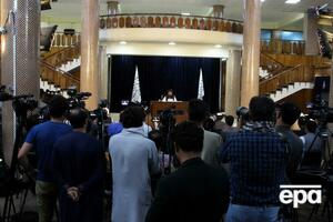 Состав временного правительства "Исламского Эмирата Афганистан" назвал спикер "Талибана" Муджахид (за столом)