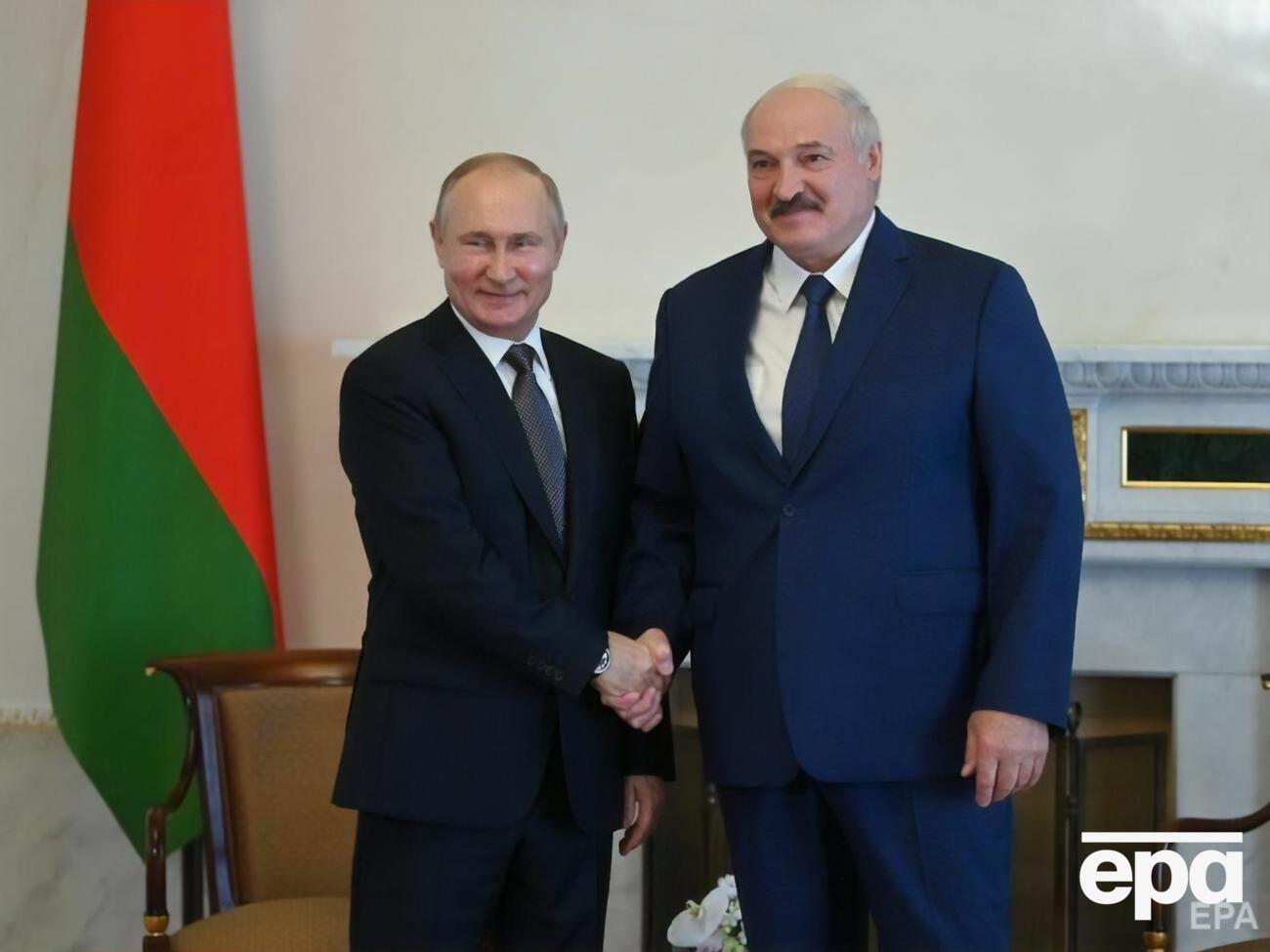 Путин (слева) никогда не ставил перед Лукашенко (справа) вопрос о "признании" Крыма, отметил Песков
