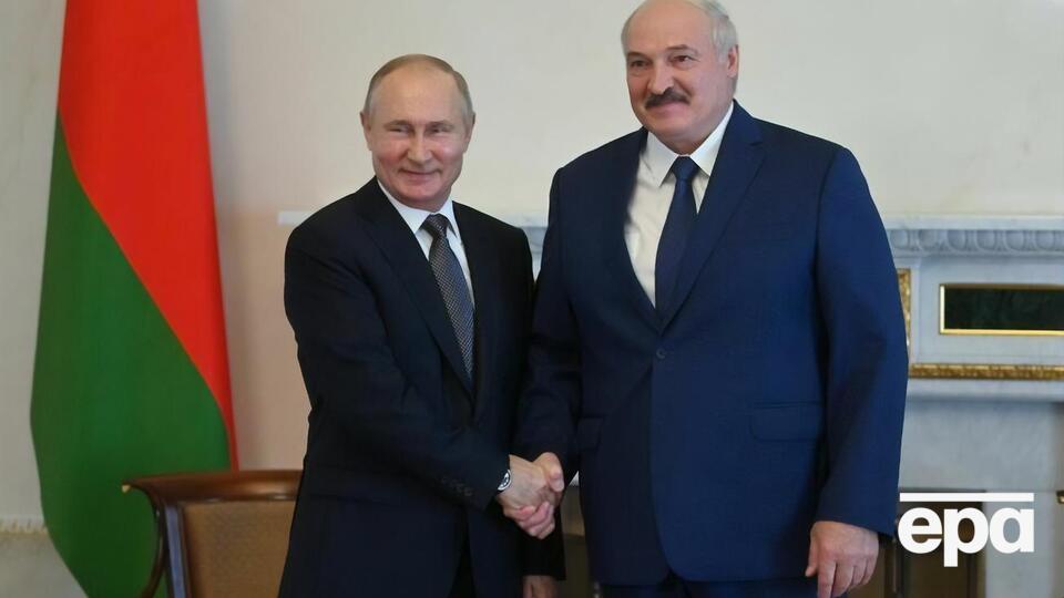 Путин (слева) никогда не ставил перед Лукашенко (справа) вопрос о "признании" Крыма, отметил Песков