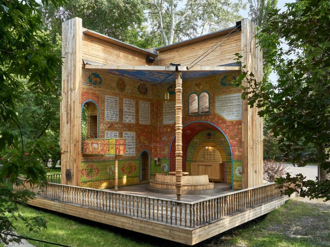 На потолке синагоги изображена карта звездного неба, она воспроизводит положение звезд 29 сентября 1941 года