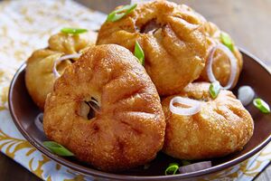 Холодный кефир – один из секретов пышного, воздушного теста для беляшей