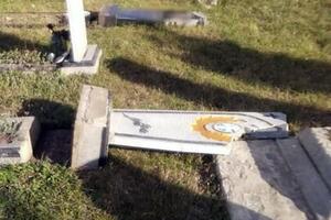 О разгромленном кладбище в полицию сообщила местная жительница