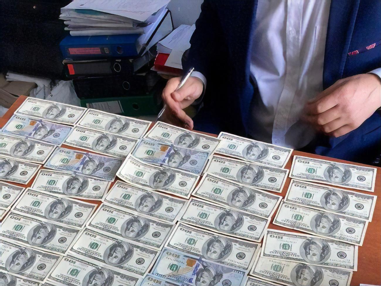 Мужчину задержали во время передачи полицейскому первого транша &ndash;&nbsp;$5 тыс.